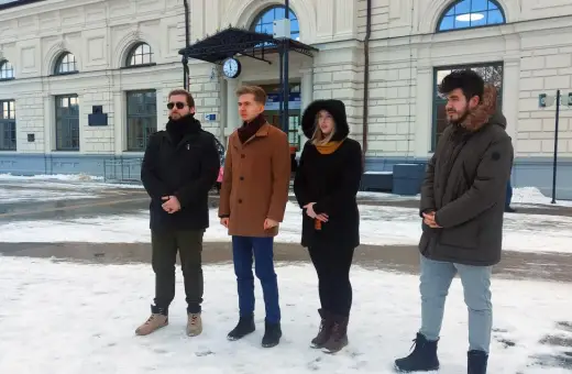 Cena biletu PKP Białystok - Warszawa? Czekamy na pociąg w zimowej scenerii.