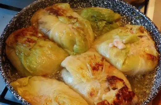 Gołąbki w sosie, idealne na przepis na gołąbki na 1kg mięsa. Złociste liście kapusty otulają aromatyczne nadzienie.