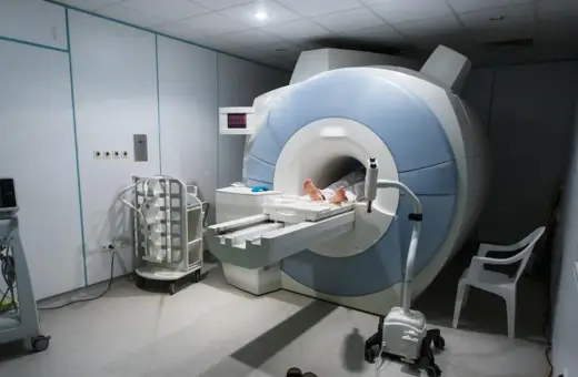 Pacjentka leży w aparacie do rezonansu magnetycznego. Badanie rezonansem w ciąży jest bezpieczne i pozwala na dokładną diagnostykę.