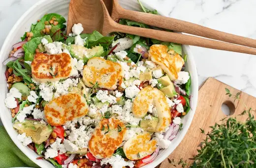 En härlig halloumi sallad med linser, avokado, fetaost och färska örter. Perfekt för en lätt lunch eller middag.