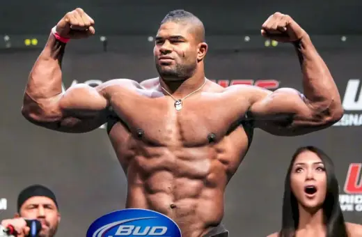 Alistair Overeem, zawodnik UFC waga ciężka, prezentuje swoją imponującą muskulaturę na ważeniu.