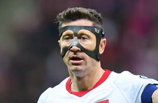 Robert Lewandowski w masce, czy to znak, że kończy karierę? Piłkarz w akcji.