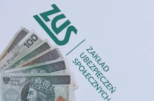 Pieniądze i logo ZUS. Zastanawiasz się, ile dostanę emerytury za 5 lat pracy?