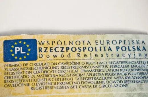 Fragment dowodu rejestracyjnego z napisem "Dowód Rejestracyjny" i symbolem PL. Numer VIN w dowodzie jest kluczowy.