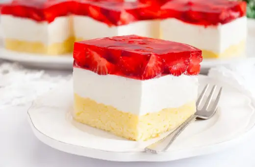 Proste ciasto z serkiem mascarpone i galaretką truskawkową, z puszystym biszkoptem. Idealne na deser.