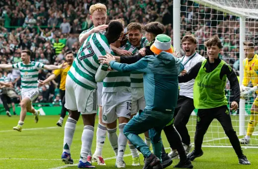 Piłkarze z Glasgow świętują zwycięstwo, otoczeni przez kibiców i młodych pomocników.