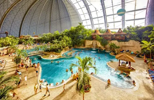 Wielki basen z palmami i domkami na wodzie. Marzysz o wakacjach? Sprawdź bilety na tropical islands!
