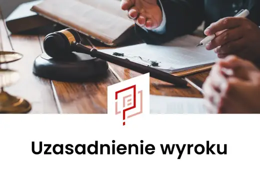 Sądowy młotek, waga sprawiedliwości i prawnicy analizujący dokumenty. Wniosek o uzasadnienie wyroku w toku.