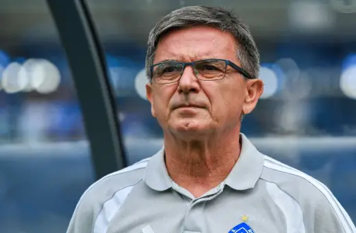 Trener w okularach, zamyślony. Czy to falstart, co to znaczy dla drużyny?