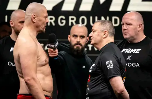 Dwóch zawodników na ważeniu przed walkami Fame MMA, z mikrofonem i ochroniarzami.