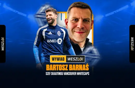 Dwóch mężczyzn, jeden w stroju piłkarskim Vancouver Whitecaps, drugi z bliska, na tle niebieskich świateł.