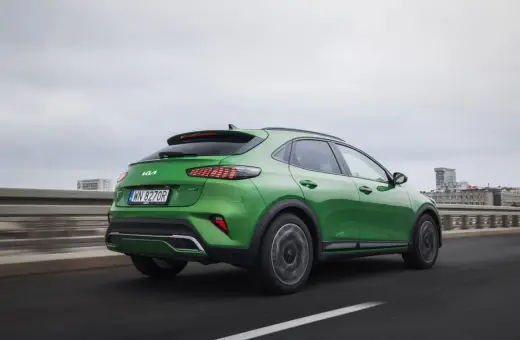 Zielony Kia XCeed na drodze. Sprawdź aktualną kia xceed cena i wybierz swój wymarzony samochód.