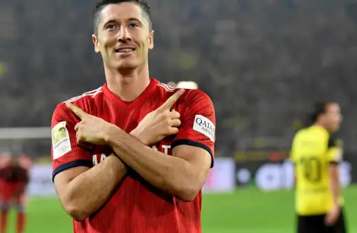 Robert Lewandowski z charakterystyczną cieszynką po zdobyciu bramki.