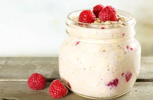 Overnight oats med proteinpulver och hallon i burk, perfekt för en snabb och näringsrik frukost.