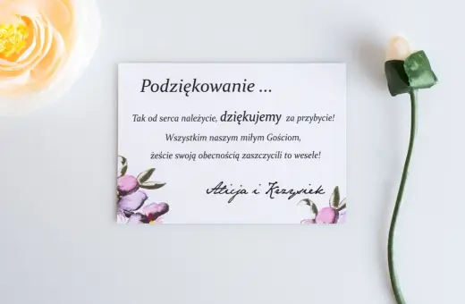 Kartka z podziękowaniami za przybycie na wesele, ozdobiona kwiatami. Alicja i Krzysiek dziękują Gościom.