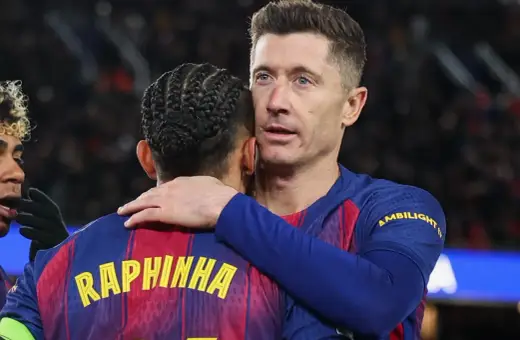 Robert Lewandowski obejmuje Raphinhę. Obaj piłkarze FC Barcelony, którzy mogą zapisać się w historii La Liga.