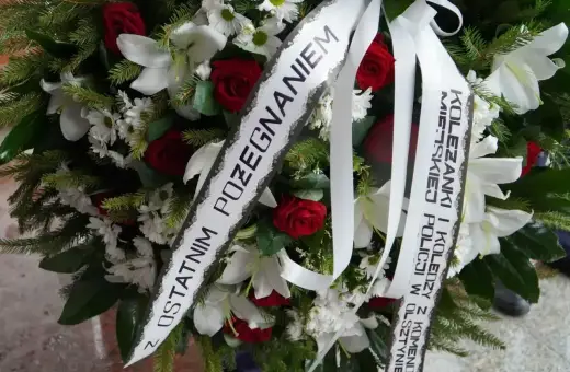Wieniec pogrzebowy z napisem "Z ostatnim pożegnaniem" dla wujka.