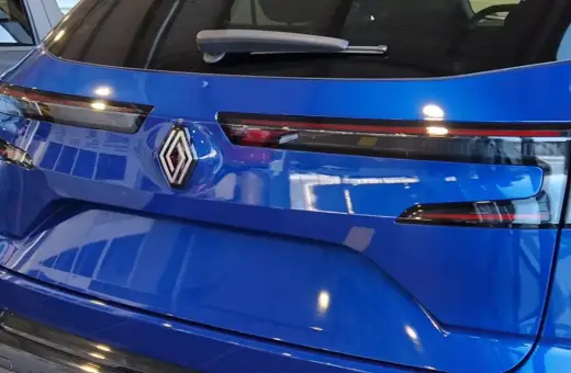 Błękitny tył Renault Austral z charakterystycznym logo i nowoczesnymi światłami.