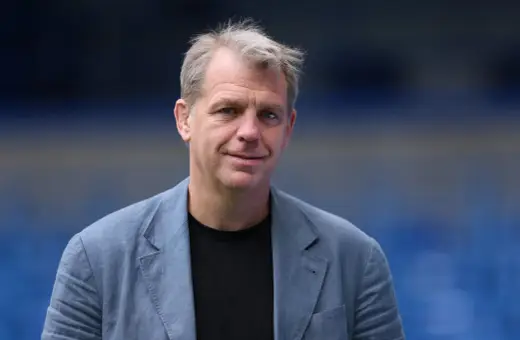 Todd Boehly, właściciel Chelsea, w niebieskiej marynarce na tle stadionu.
