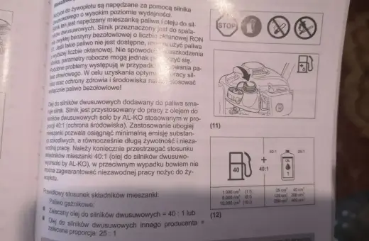 Ilustracja przedstawia schemat mieszania paliwa i oleju do silnika dwusuwowego, z ikonami i tabelą proporcji.