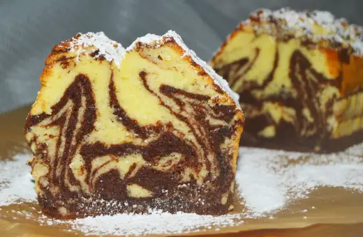 Wilgotna babka marmurkowa na oleju, z pięknymi wzorami czekolady i wanilii, posypana cukrem pudrem.