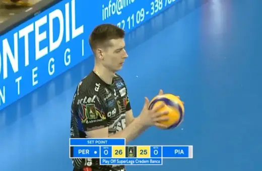 Siatkówka liga włoska: wynik meczu PER 26-25 PIA. Zawodnik z piłką, na niebieskim tle z logotypami.