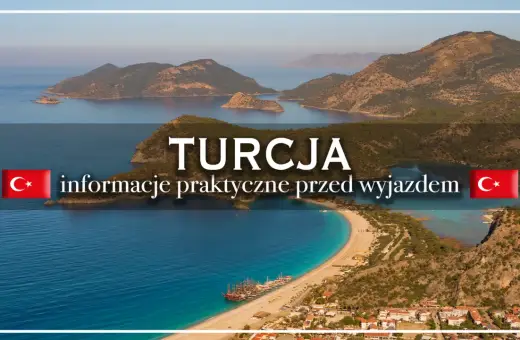 Widok na turkusowe morze, góry i plażę z łodziami. Napis "TURCJA informacje praktyczne przed wyjazdem" z flagą. Turcja na dowód.