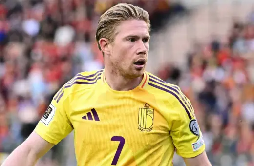 Kevin De Bruyne w żółtej koszulce reprezentacji Belgii, z numerem 7. Jego obecne drużyny to Manchester City i reprezentacja Belgii.