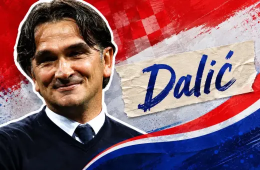 Uśmiechnięty trener reprezentacji Chorwacji, Zlatko Dalić, na tle biało-czerwono-niebieskich barw narodowych.