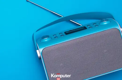 Turkusowe radio z anteną, gotowe do odbioru ulubionych stacji w jakości dab+.