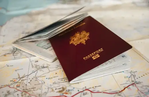 Paszport na mapie, gotowy do podróży. Czy do Turcji potrzebny jest paszport? Dokumenty czekają na przygodę.