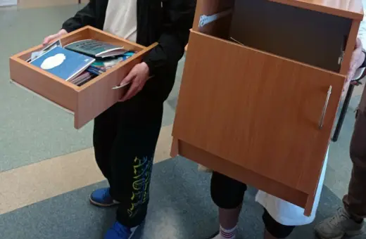 Dzień bez plecaka w szkole. Uczniowie niosą swoje rzeczy w szufladach i szafkach zamiast w plecakach.