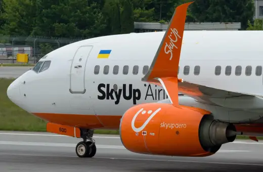 Samolot SkyUp Airlines na płycie lotniska. Czy warto lecieć? Sprawdź opinie!