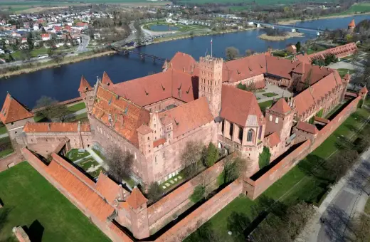 Potężne zamki krzyżackie w Polsce, jak ten w Malborku, imponują skalą i architekturą.