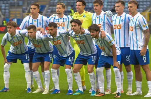 Piłkarze w białych strojach z niebieskimi pasami pozują przed meczem na Arena Lublin.