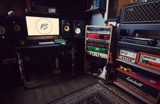 Studio z komputerem, monitorami studyjnymi, rackiem z efektami i wzmacniaczami gitarowymi. To miejsce, gdzie rodzą się dźwięki, a technologia skytech wspiera kreatywność.