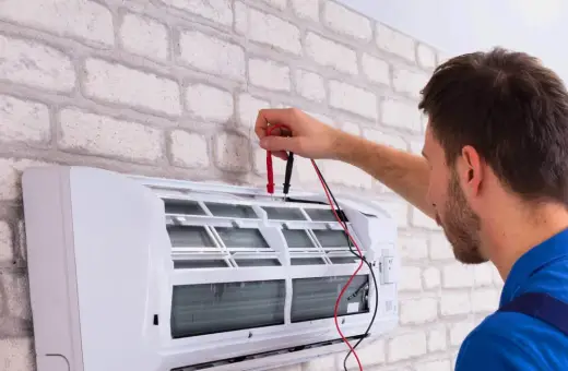 Technik sprawdza klimatyzację, przygotowując ją do dezynfekcji. Czyste powietrze w domu to podstawa.