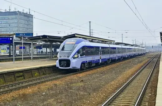 Nowoczesny pociąg PKP Intercity na stacji w Opocznie, gotowy do podróży do Kielc.
