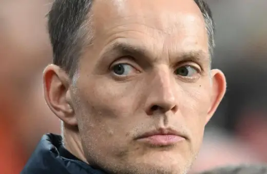 Thomas Tuchel, potencjalny trener reprezentacji Anglii, zamyślony podczas meczu.