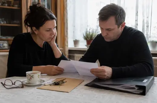 Zmartwieni rodzice przeglądają dokumenty, martwiąc się o przyszłość swojej siostrzenicy.