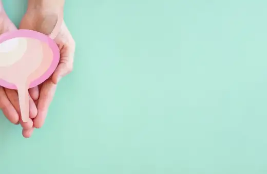 Dłonie trzymają symbol pęcherza moczowego. Może to symbolizować problemy z oddawaniem moczu lub wydzielinę z cewki moczowej.