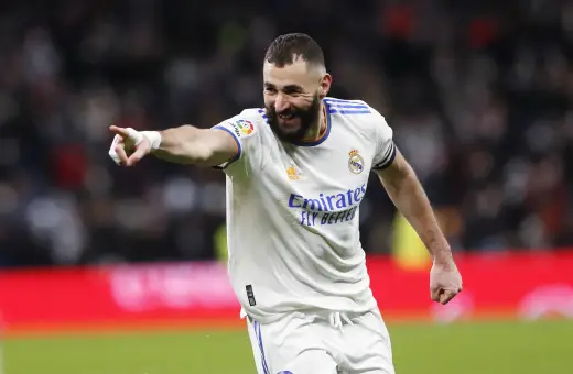Karim Benzema, piłkarz roku UEFA, cieszy się po zdobyciu bramki.