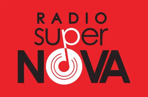 Logo Radia Supernova. Czarny napis "RADIO SUPER NOVA" na czerwonym tle. Litera "O" w "SUPER" i "NOVA" stylizowana na nutę.