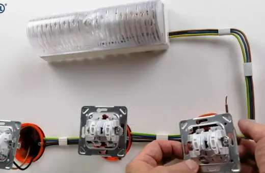 Instalacja elektryczna z lampą i trzema łącznikami. Dowiedz się, co to jest łącznik świecznikowy i jak działa.