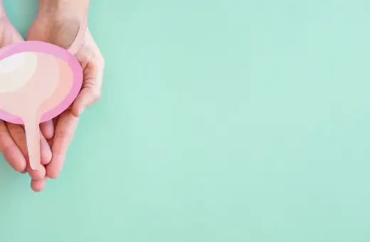 Dłonie trzymają symbol pęcherza, symbolizując troskę o zdrowie i walkę z nerwicą pęcherza.