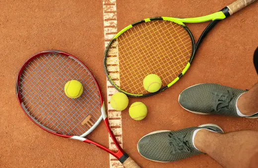 Dwie rakiety tenisowe i cztery piłki na korcie ziemnym. Czas na tie-break, decydującą rozgrywkę!