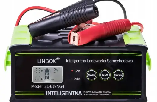 Inteligentna ładowarka samochodowa LINBOX SL-619NG4 z wyświetlaczem, gotowa do pracy. Dowiedz się, jak naładować akumulator.