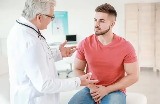 Lekarz omawia z pacjentem objawy, które mogą wskazywać na ostre zapalenie prostaty.
