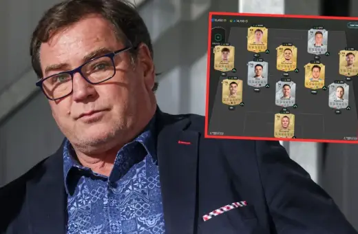 Mężczyzna w okularach patrzy na ekran z wirtualną drużyną piłkarską, sugerując dyskusję o powołania do kadry.