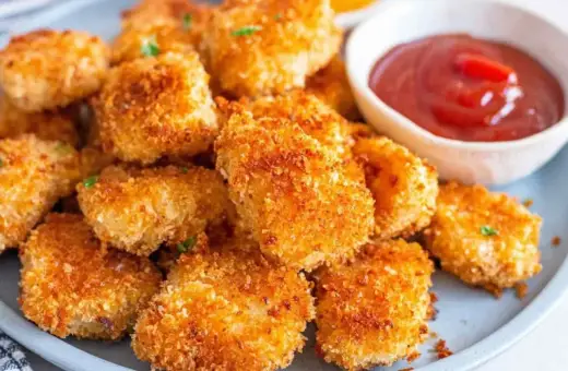 Chrupiące nuggetsy z airfryer, idealne do maczania w keczupie.